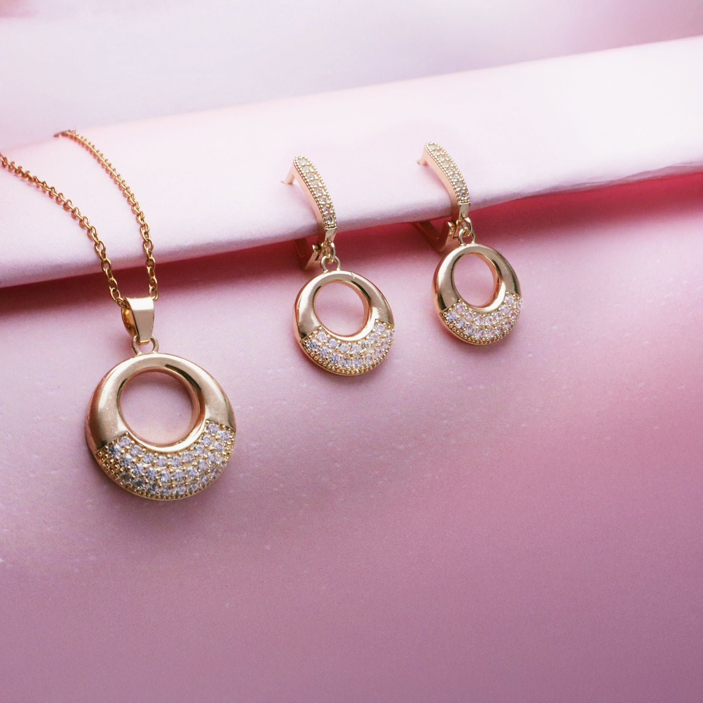 Shimmering Ring Pendant Set